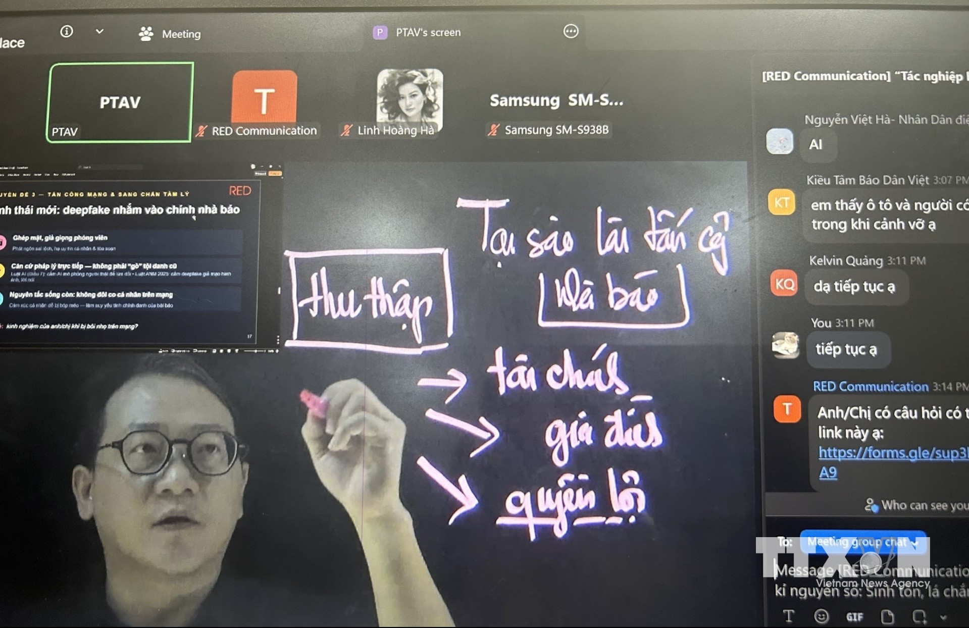 Phần thực hành chuyển giao bộ siêu câu lệnh B-H-K với tính năng “AI làm bộ lọc chống độc” trong buổi tọa đàm trực tuyến với chủ đề: “Tác nghiệp báo chí kỷ nguyên số: Sinh tồn, lá chắn pháp luật và làm chủ AI”. Sự kiện nhằm nâng cao kiến thức, kỹ năng cho người làm báo, từ đó giải quyết các thách thức về an toàn dữ liệu, rủi ro hiện trường và vấn nạn bạo lực mạng. (Ảnh: Diệu Thúy/TTXVN)